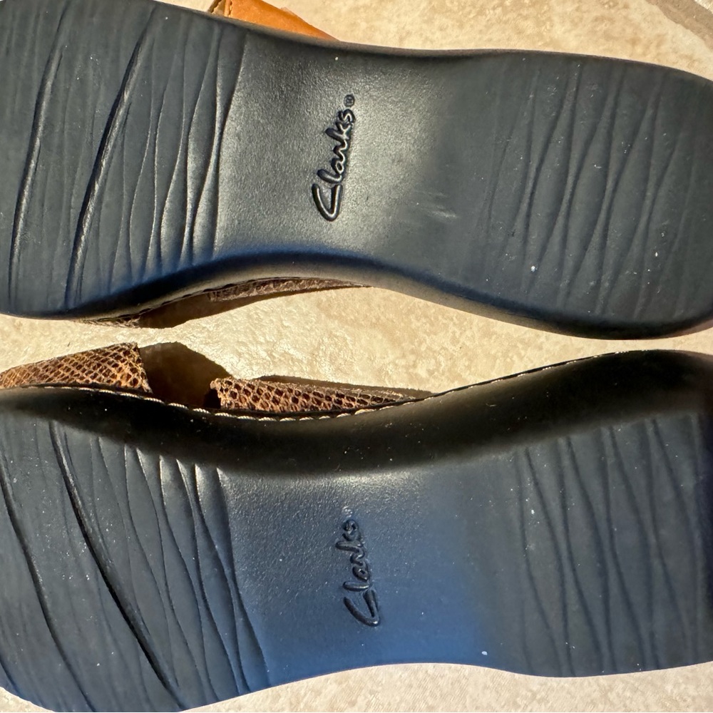 Never been worn Clarks fashion sandal.  Size 10 - Picture 5 of 8